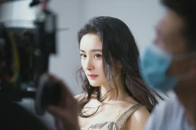 杨幂素颜最新,揭秘杨幂素颜背后的故事，真实之美，触动心灵，揭秘杨幂素颜背后的真实之美，触动心灵的纯净无瑕