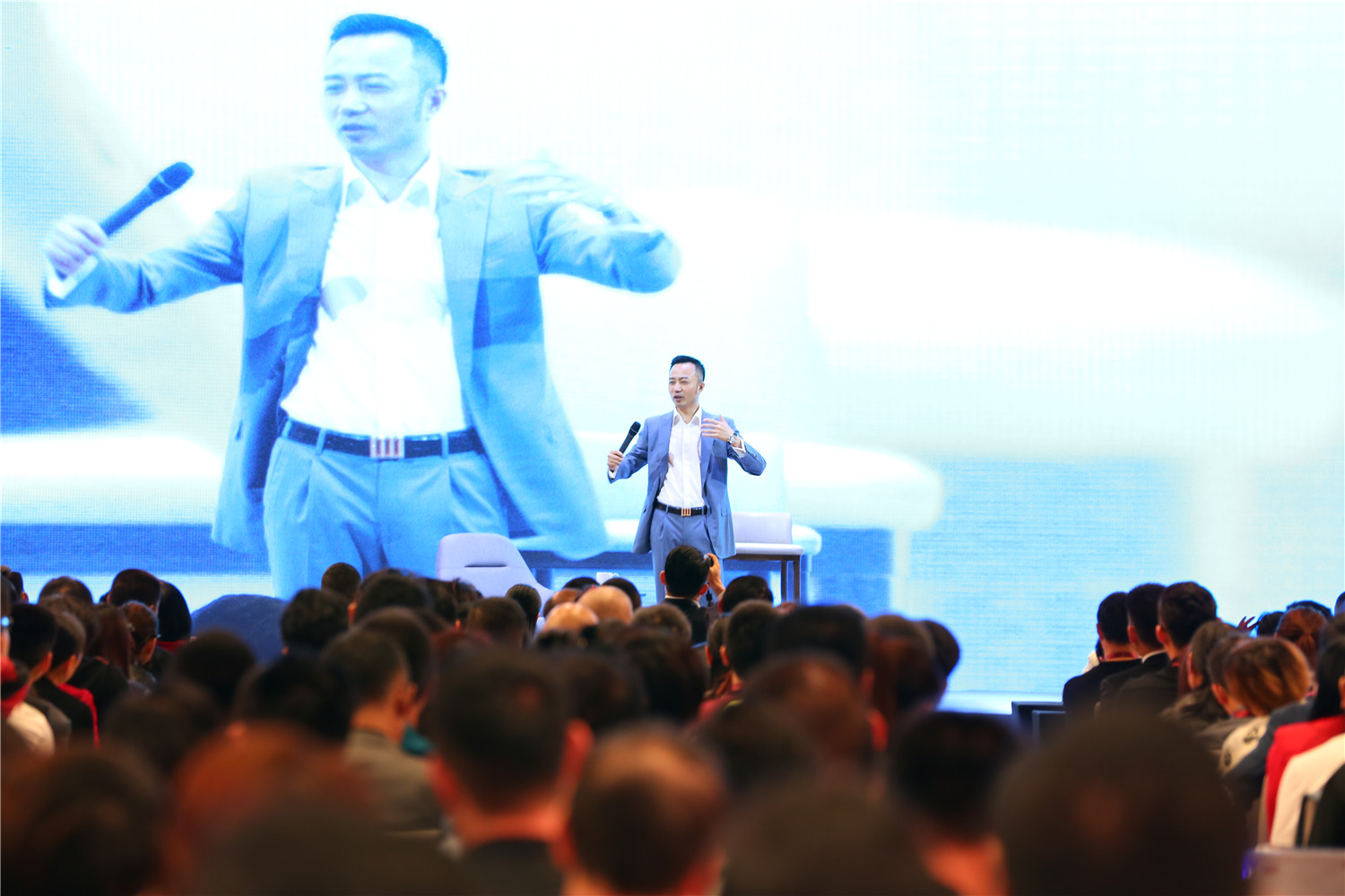 俞凌雄最新演讲,俞凌雄最新演讲，激情澎湃的力量与未来的无限可能，俞凌雄激情演讲，展望未来的无限可能与力量之源